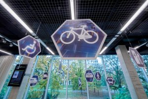 An der Decke hängende Schilder