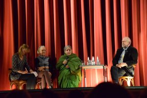 Camila Becket und Vandana Shiva (Mitte) beantworten Fragen aus dem Publikum