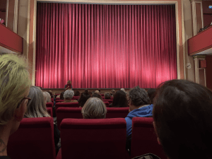 Dorothea Sick-Thies begrüßt das Publikum im Filmtheater Sendlinger Tor vor der Filmpremiere des Films „Vandana Shiva – mein Leben für die Erde“
