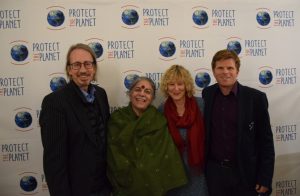 v.l.n.r.: Carl-A. Fechner (Filmemacher & Gründer von Protect the Planet), Vandana Shiva, Dorothea Sick-Thies (Gründerin von Protect the Planet) & Dr. Martin Köppel (Geschäftsführer von Protect the Planet)