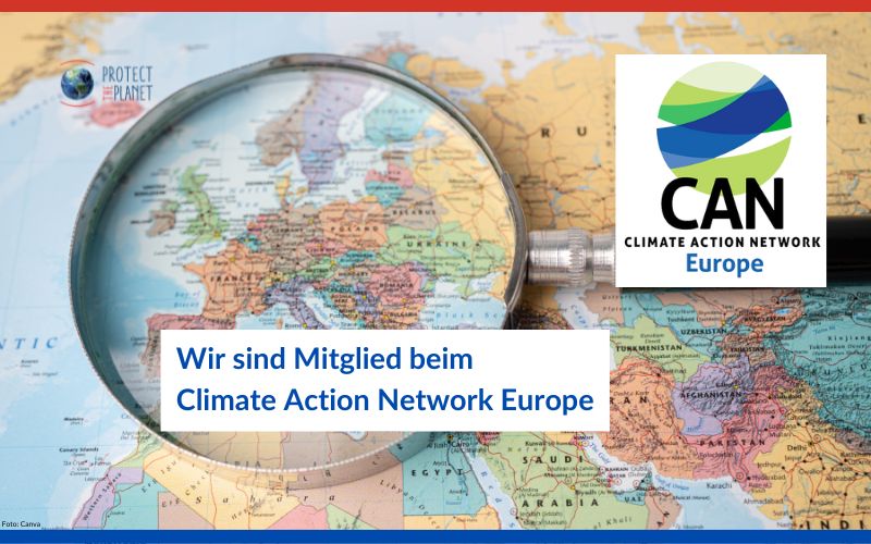 Ausschnitt einer gemalten Weltkarte, auf der eine Lupe auf Europa liegt. Logo von CAN Europe, Text: "Wir sind Mitglied beim Climate Action Network Europe"