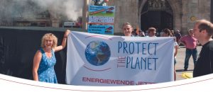 Dorothea Sick-Thies und Markus Gore halten ein Banner von Protect the Planet auf dem Marienplatz