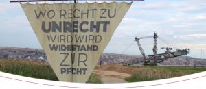 Banner "Wo Recht zu Unrecht wird, wird Widerstand zur Pflicht" vor Kohlegrube