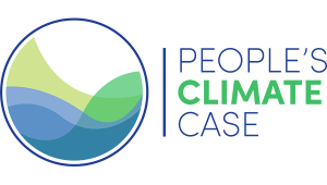 Zu sehen ist das People's Climate Case Logo. Links ein Kreis mit hellgrün, grün und blau, rechts der Schriftzug. 