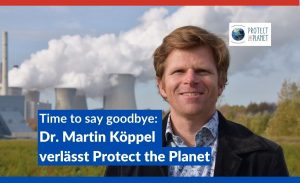 Dr. Martin Köppel vor dem Kraftwerk Neurath. Schriftzug: "time to say goodbye: Dr. Martin Köppel verlässt Protect the Planet"