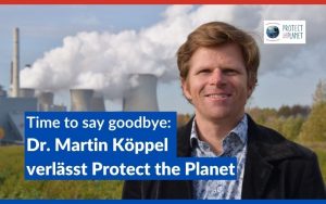 Dr. Martin Köppel vor dem Kraftwerk Neurath. Schriftzug: "time to say goodbye: Dr. Martin Köppel verlässt Protect the Planet"