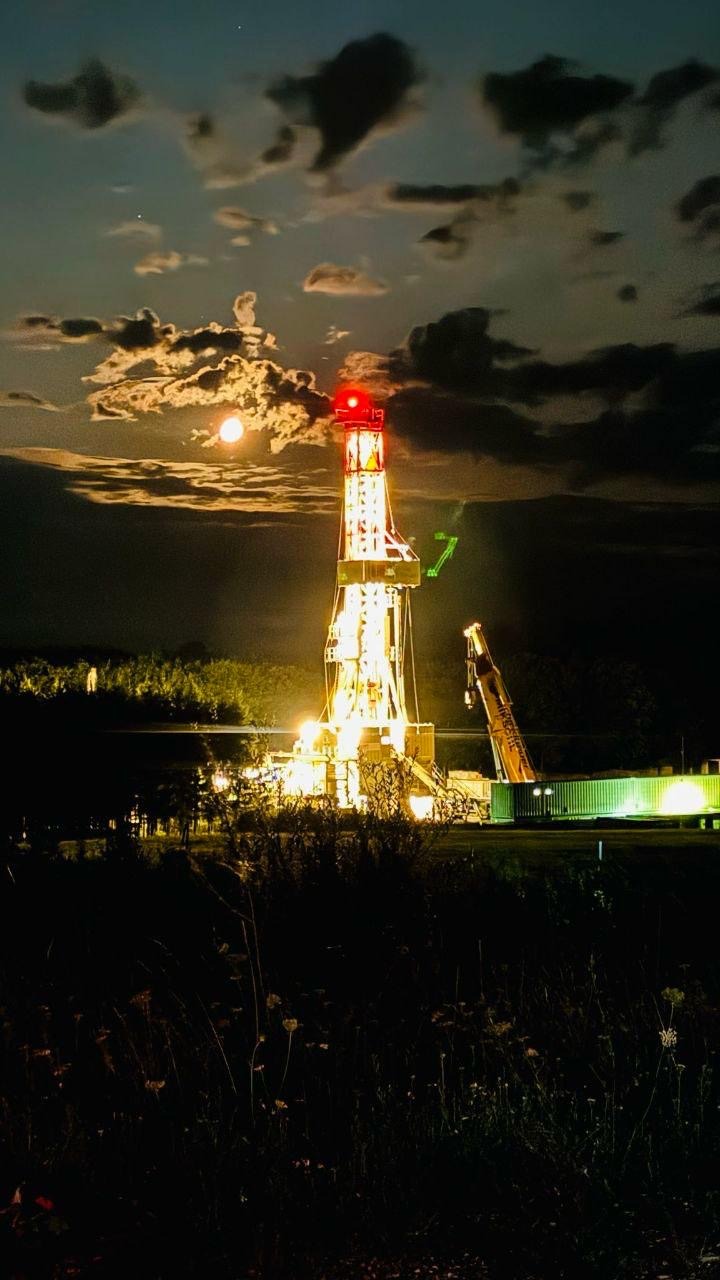 Bohrturm in Reichling bei Nacht