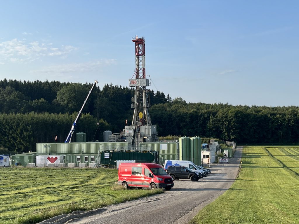 Man sieht den Gas-Bohrturm in Reichling