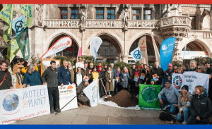 Auf dem Bild sind einige der 100 Organisationen vor dem Münchner Rathaus zu sehen. Sie übergeben offiziell die Forderung des Stadt für Alle Bündnisses.