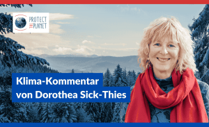 Man sieht ein Foto von Dorothea Sick-Thies mit rotem Schal vor dem Hintergrund eines verschneiten Waldes mit Bergpanorama. Text im Bild: "Klima-Kommentar von Dorothea Sick-Thies)