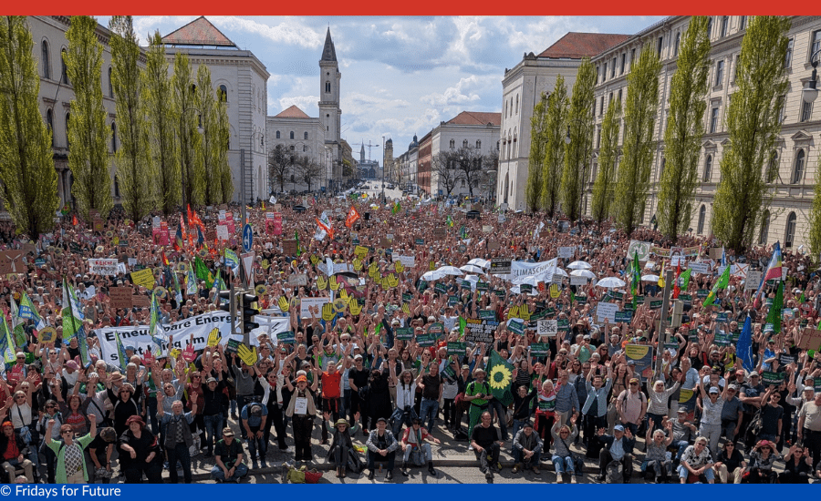Auf dem Bild sieht man über tausende Menschen, die am 18.04.2026 bei der Fridas for Future Demo in München demonstrierten.