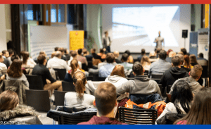 Das Bild Zeigt eine Konferenz.