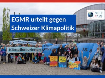 EGMR urteilt gegen Schweizer Klimapolitik. Zu sehen ist eine große Gruppe von Menschen mit Bannern, die jubeln. Darunter die Klimaseniorinnen, junge Portugies*innen und ein Bürgermeister.