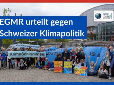 EGMR urteilt gegen Schweizer Klimapolitik. Zu sehen ist eine große Gruppe von Menschen mit Bannern, die jubeln. Darunter die Klimaseniorinnen, junge Portugies*innen und ein Bürgermeister.