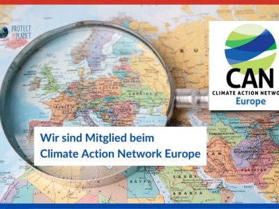 Ausschnitt einer gemalten Weltkarte, auf der eine Lupe auf Europa liegt. Logo von CAN Europe, Text: "Wir sind Mitglied beim Climate Action Network Europe"