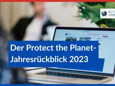 Der Protect the Planet Jahresrückblick 2023. Schriftzug vor einem Laptop mit der geöffneten Protect the Planet-Homepage und einem Blumenstrauß.