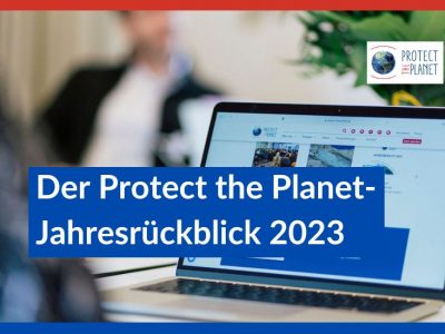 Der Protect the Planet Jahresrückblick 2023. Schriftzug vor einem Laptop mit der geöffneten Protect the Planet-Homepage und einem Blumenstrauß.